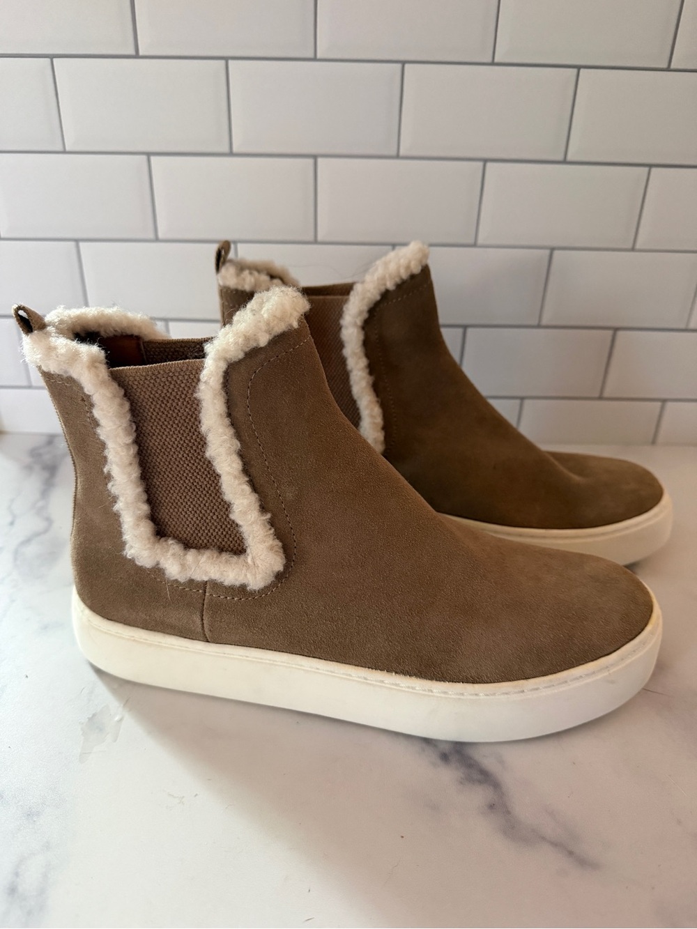 Lucky Brand Kichai Cozy Chelsea Boots Women’s 8 Taupe Suede Faux Shearling